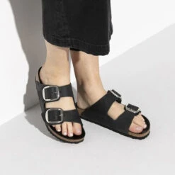 Birkenstock Arizona Oiled Leather Big Buckle -Simplyfeet Store birkenstock oiled leather big buckle black lifestyle 1011075 2 5