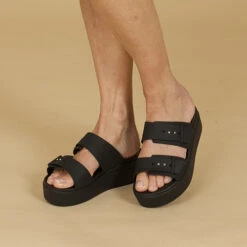 Crocs Brooklyn Buckle Low Wedge -Simplyfeet Store brooklyn buckle low wedge black 013 5