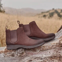 Vionic Redwood Evergreen Boot -Simplyfeet Store f23 day4 stills evergreen chocolate i7327l1201 0009