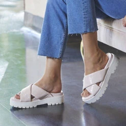 Vionic Onyx Vesta -Simplyfeet Store spring 2022 vesta peony lifestyle.2 6