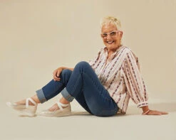 Vionic Advantage Ellery -Simplyfeet Store ss22 ellery cream 250 h8220l2250 lifestyle 13 10