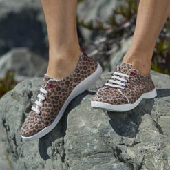 Vionic Venice Pismo Bubbles 7 Vionic Venice Pismo Bubbles -Simplyfeet Store ss22 pismo macaroon bubbles on foot 4 8