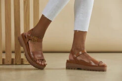 Vionic Onyx Jamie 8 Vionic Onyx Jamie -Simplyfeet Store ss23 jamie tan i4707l1200 00001 lifestyle