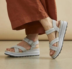 Vionic Phoenix Reyna -Simplyfeet Store ss23 reyna vapor i4743l1020 lifestyle