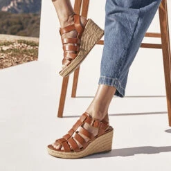 Vionic Capri Jaylah -Simplyfeet Store vionic capri jaylah espresso lifestyle i5920l1200 20 1 10